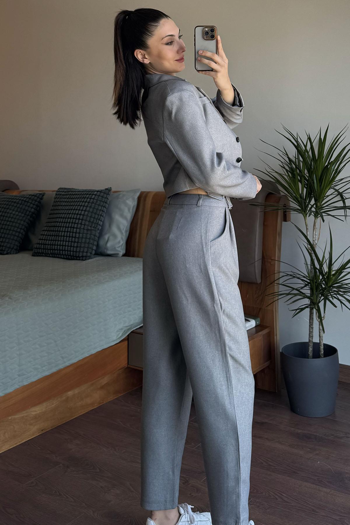 Gri Broşlu Crop Ceket