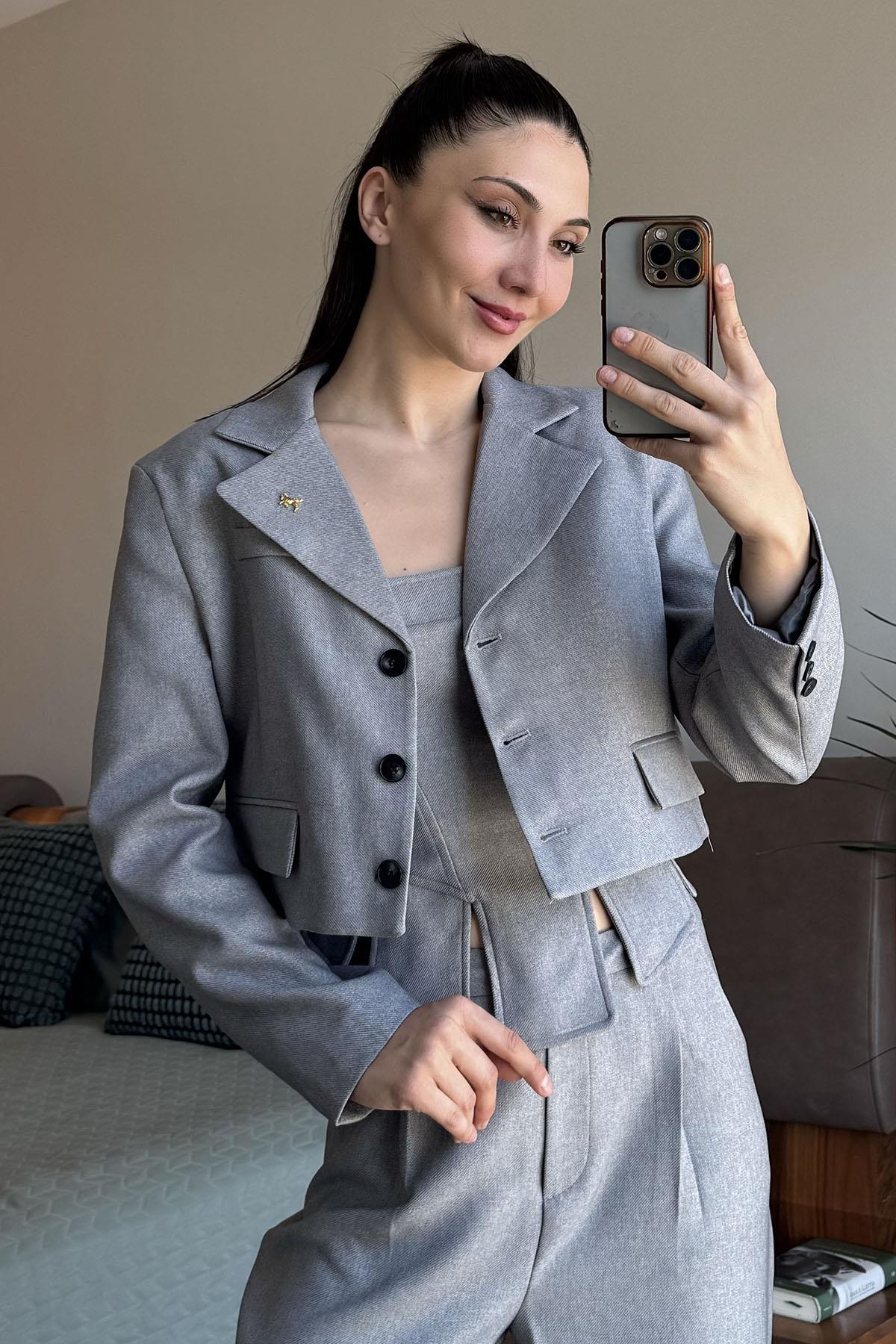 Gri Broşlu Crop Ceket