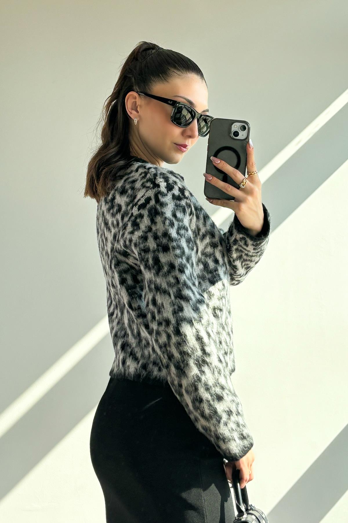 Gri Leopar Desenli Sakallı Yumoş Hırka