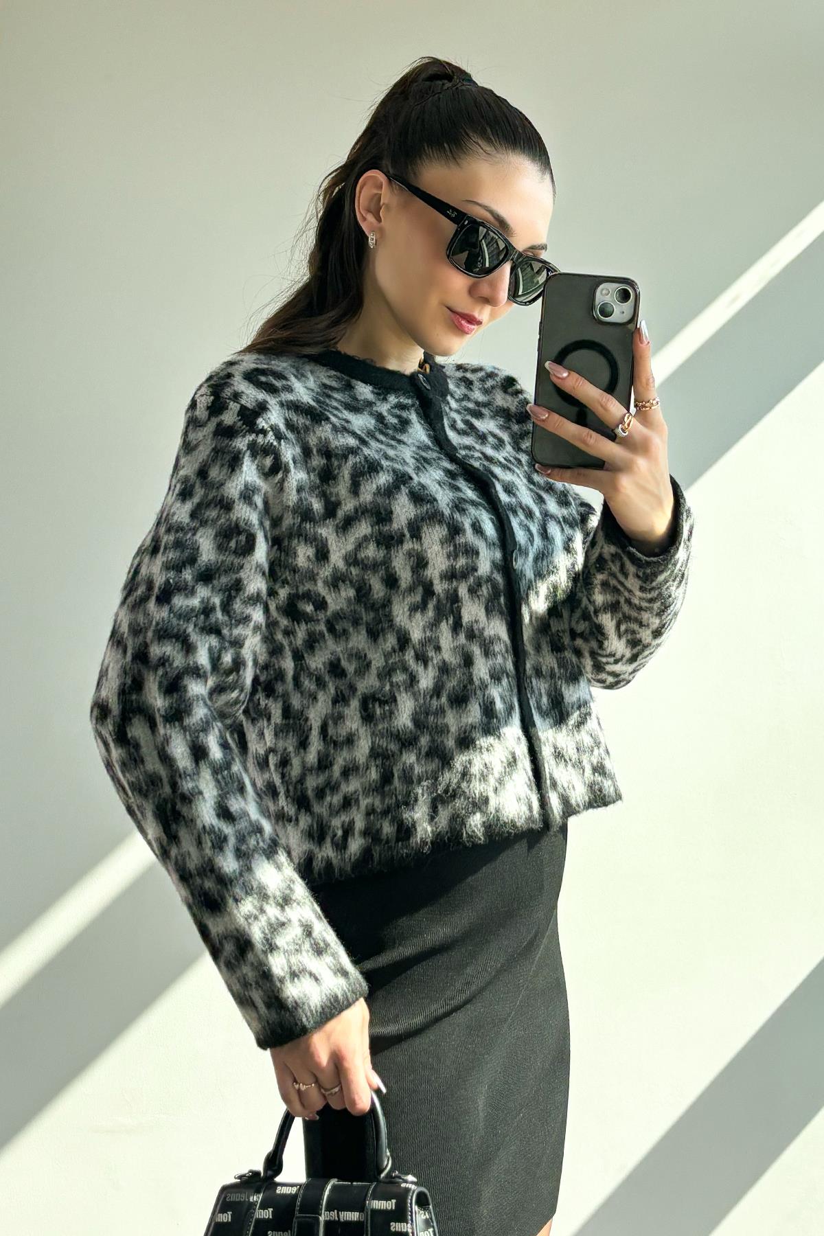 Gri Leopar Desenli Sakallı Yumoş Hırka