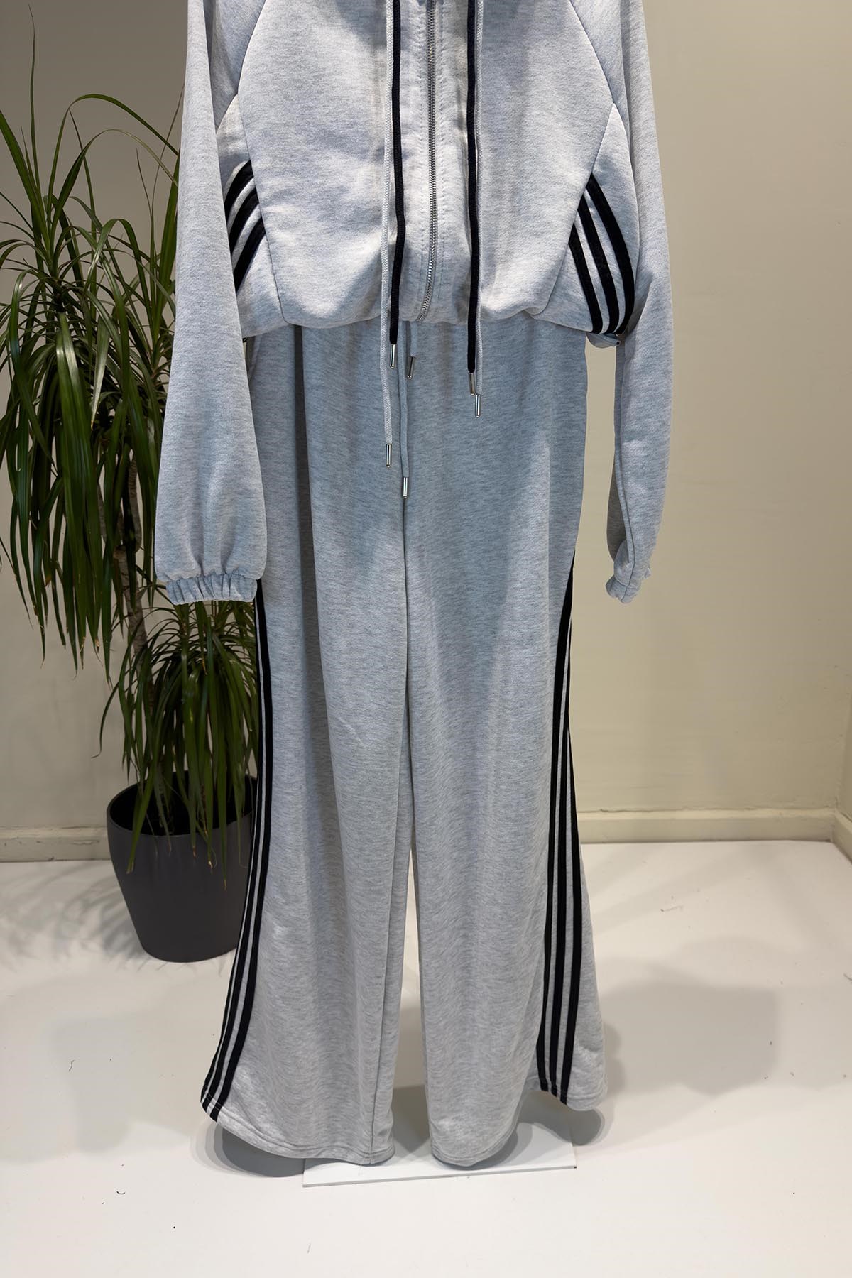 Gri Yanı Üç Şeritli Takım