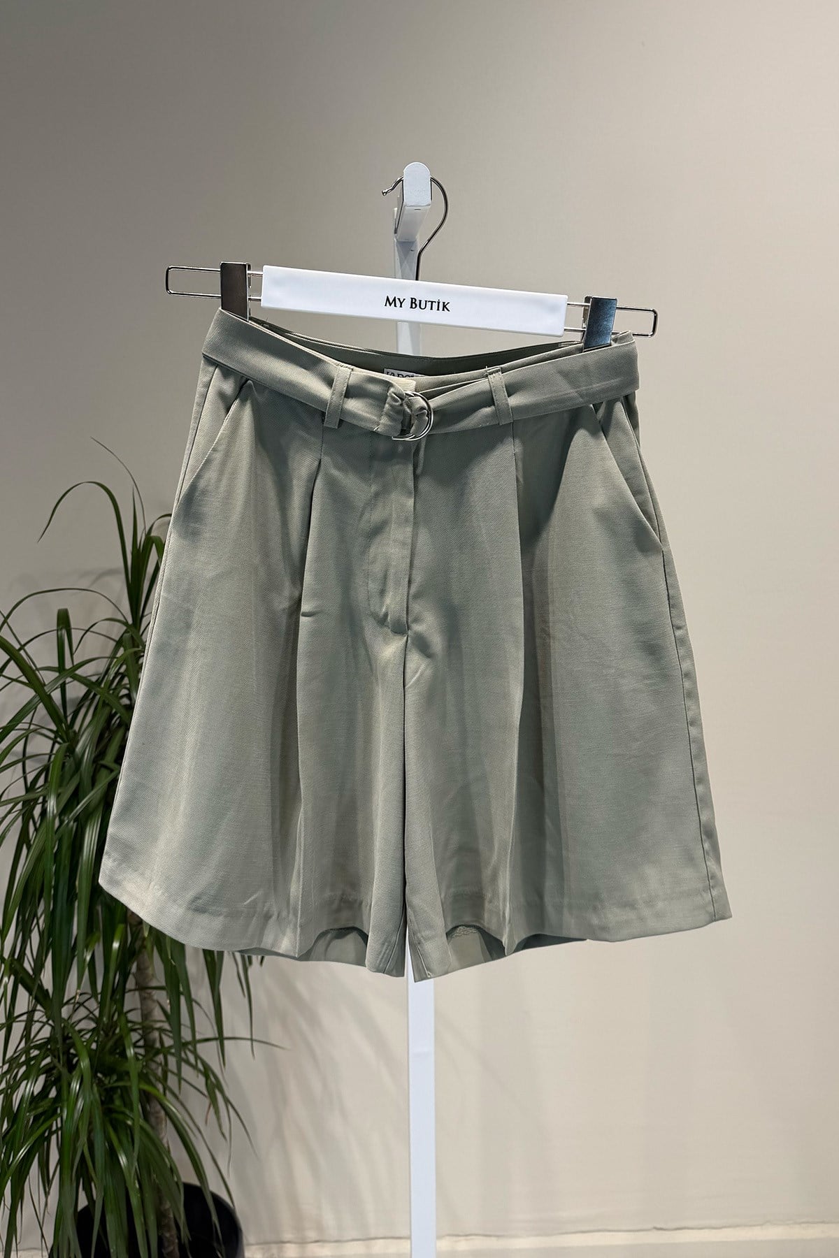 Haki Tencel Kemer Detaylı Şort