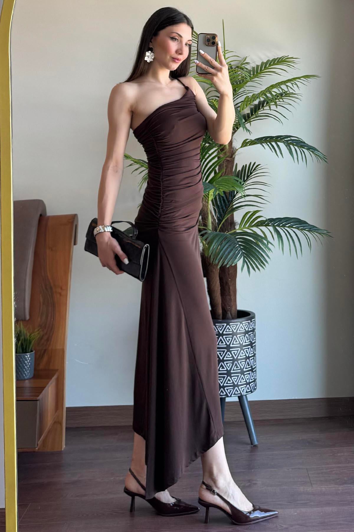 Kahverengi Drape Detaylı Tek Omuz Elbise
