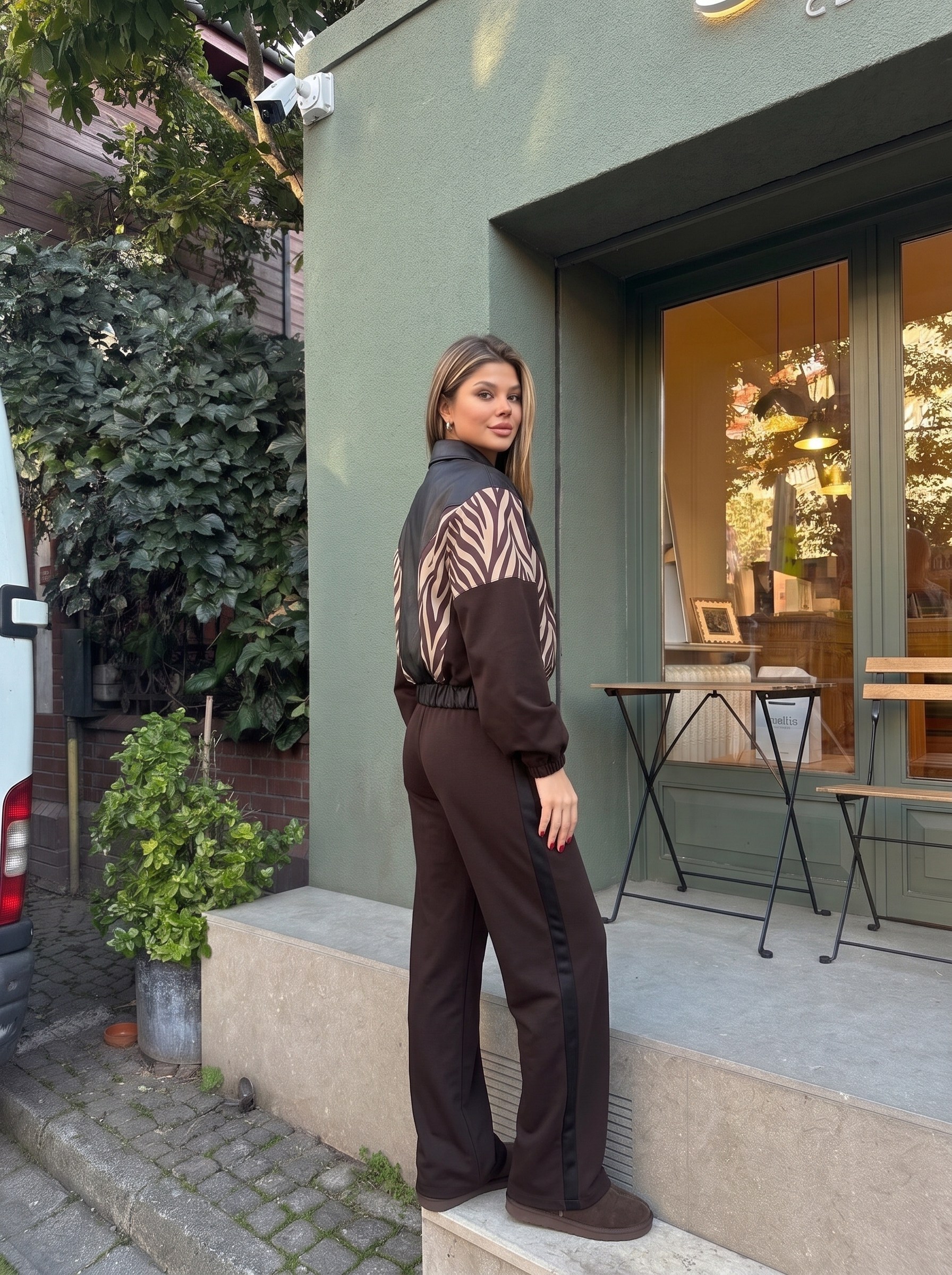Kahverengi Gömlek Yaka Zebra Desen Detaylı Ceket Takım