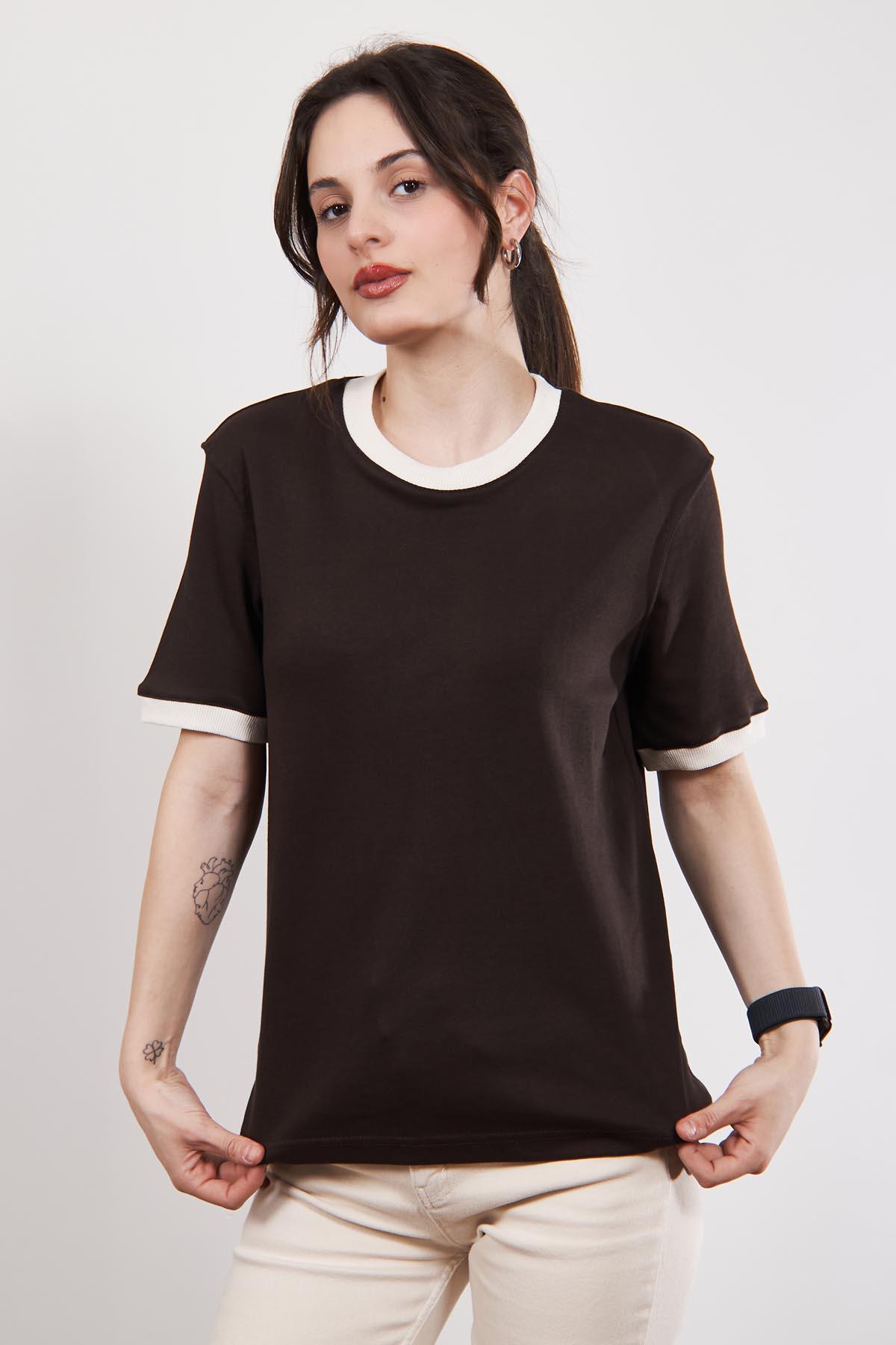 Kahverengi Massi Kontrast Yaka ve Manşetli T Shirt