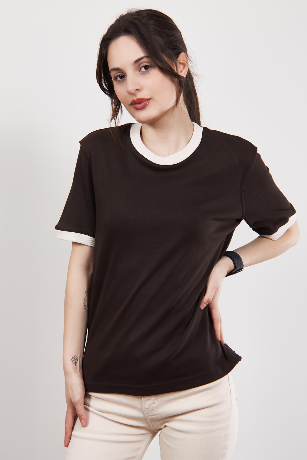 Kahverengi Massi Kontrast Yaka ve Manşetli T Shirt