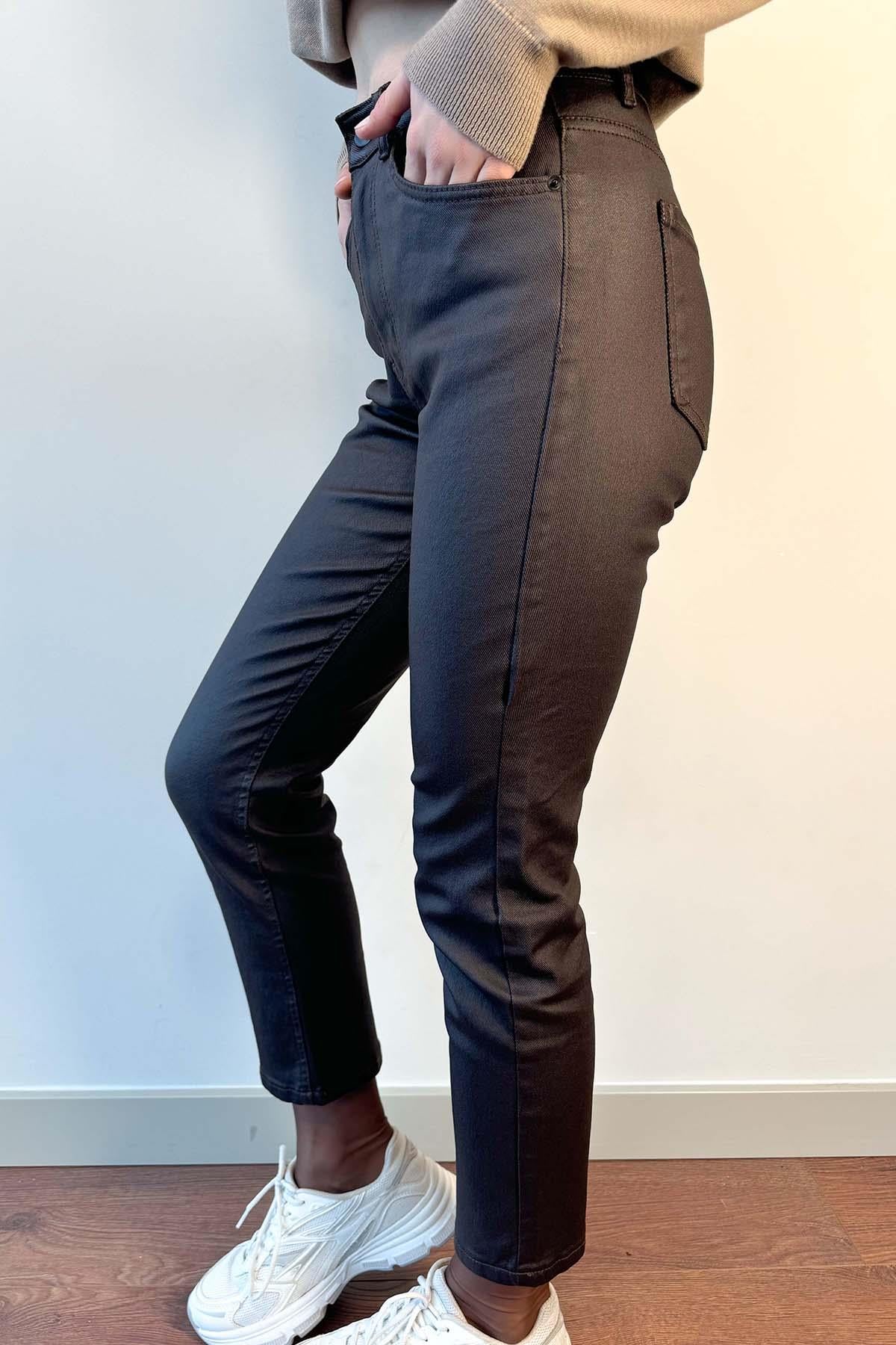 Kahverengi Paçası Kesik Mumlu Boyfit Jean