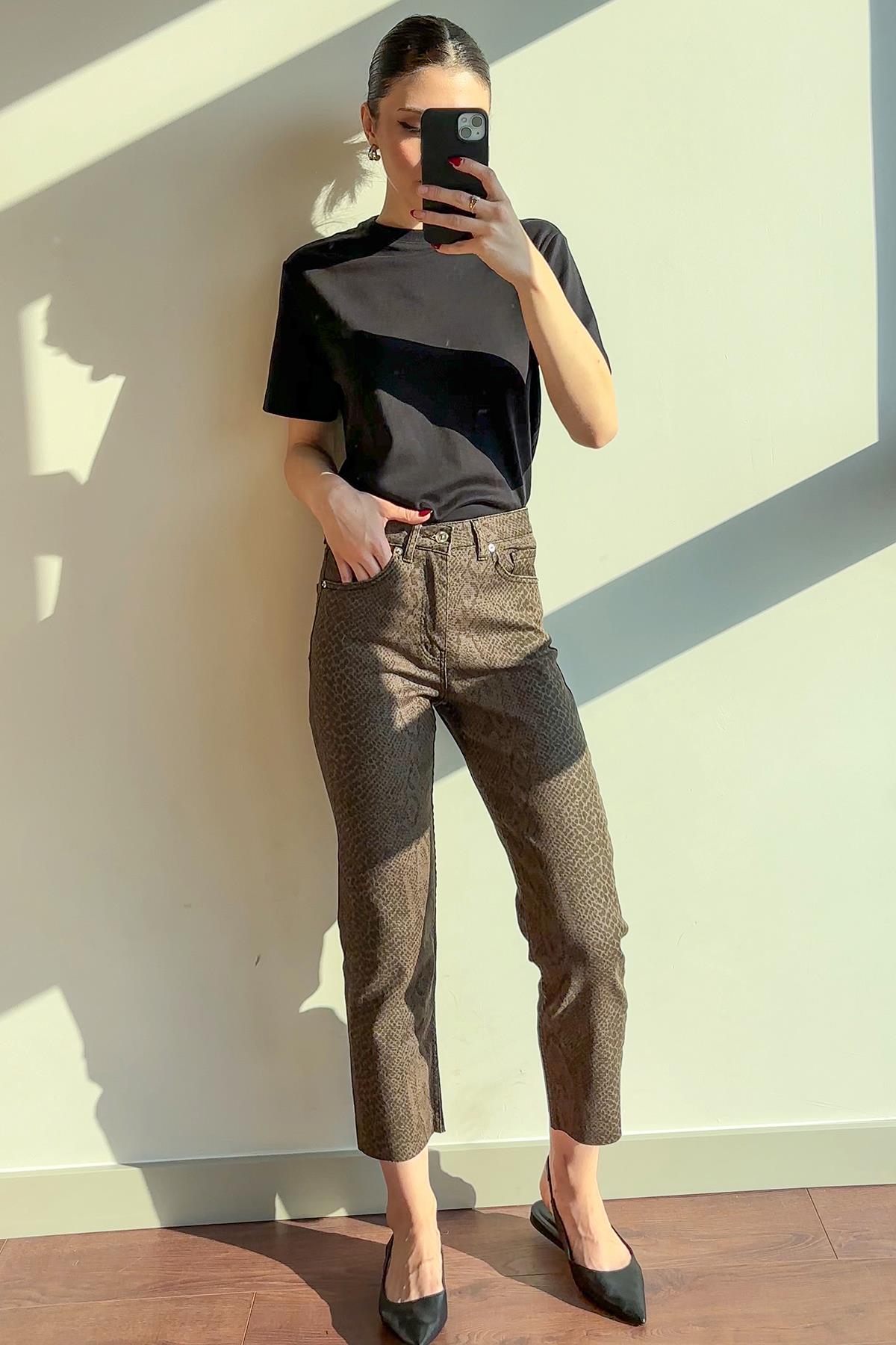 Kahverengi Yılan Desenli Paçası Kesik Boy Fit Jean