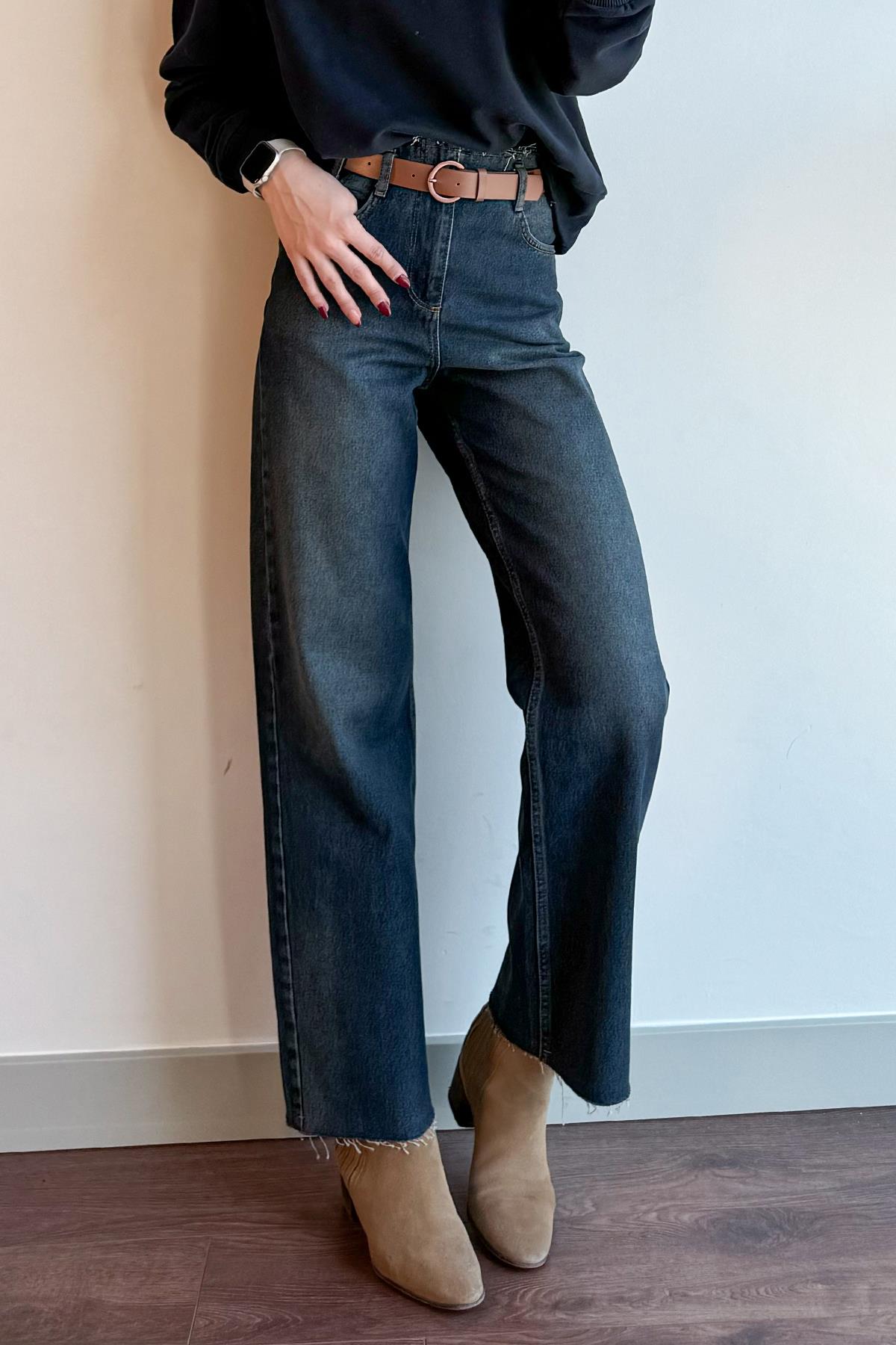 Koyu Mavi Beli Dikişsiz Kemerli Denim Pantolon