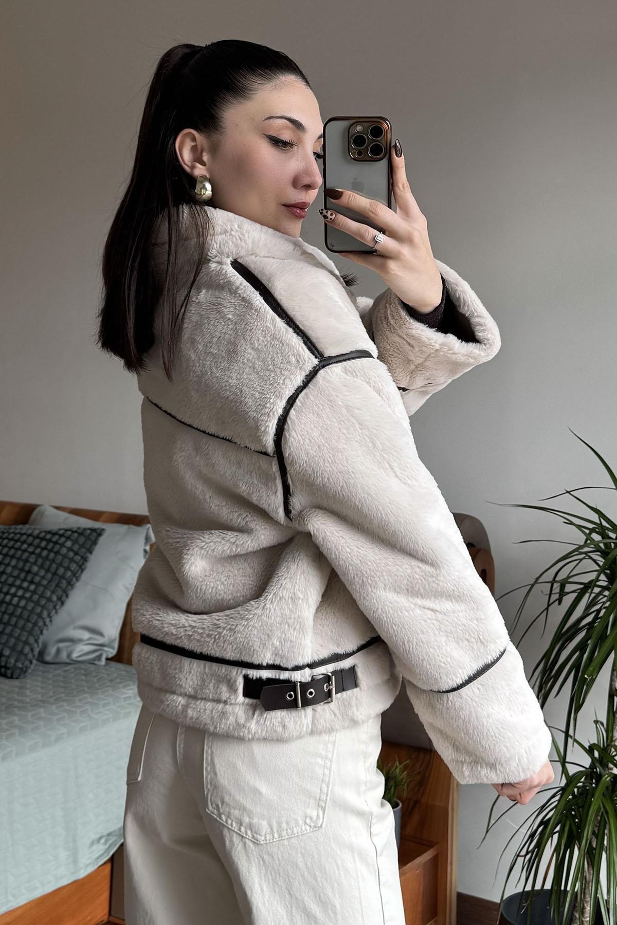 Krem Ters Detaylı Peluş Lamineli Mont