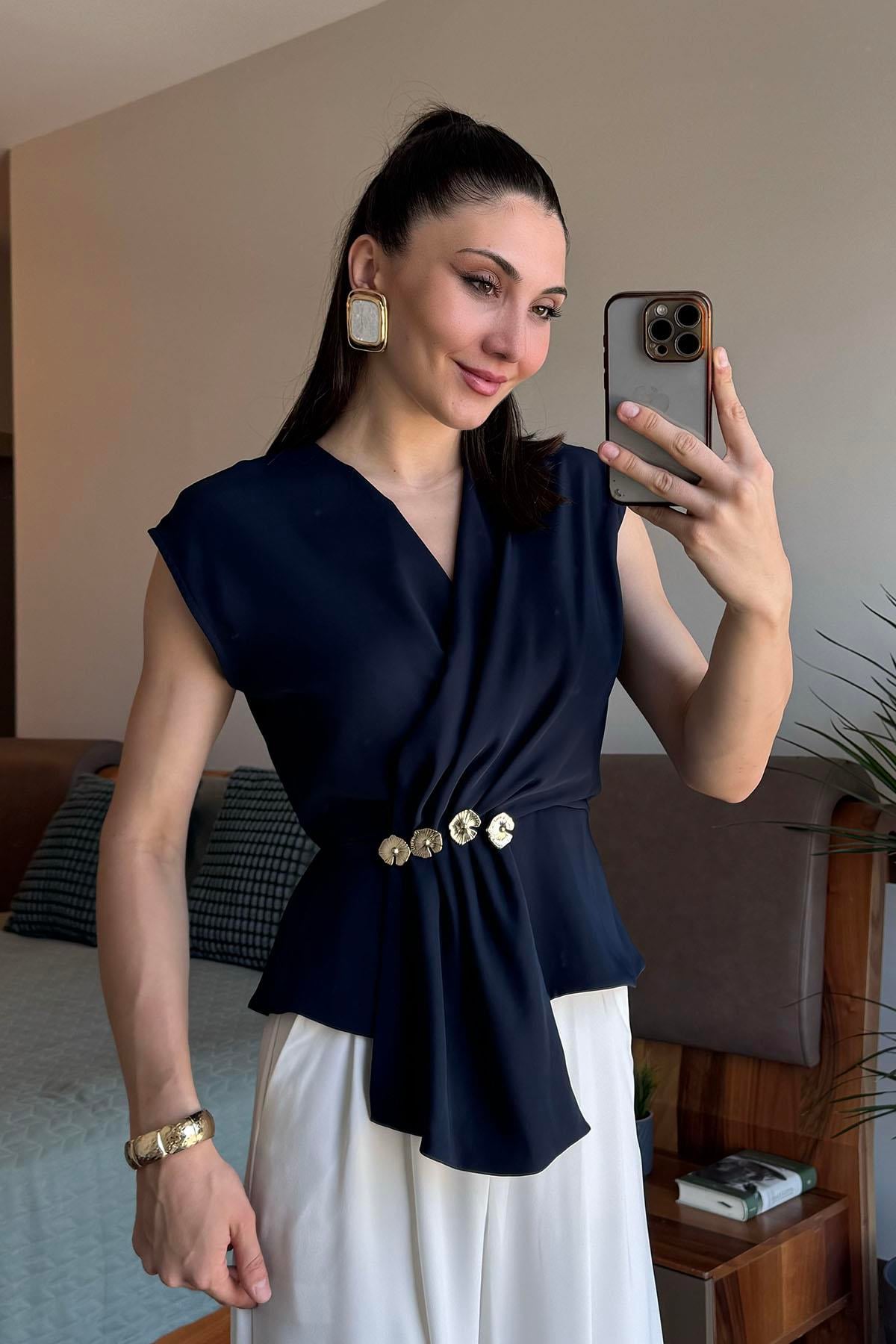 Lacivert Yan Düğme Detaylı Bluz