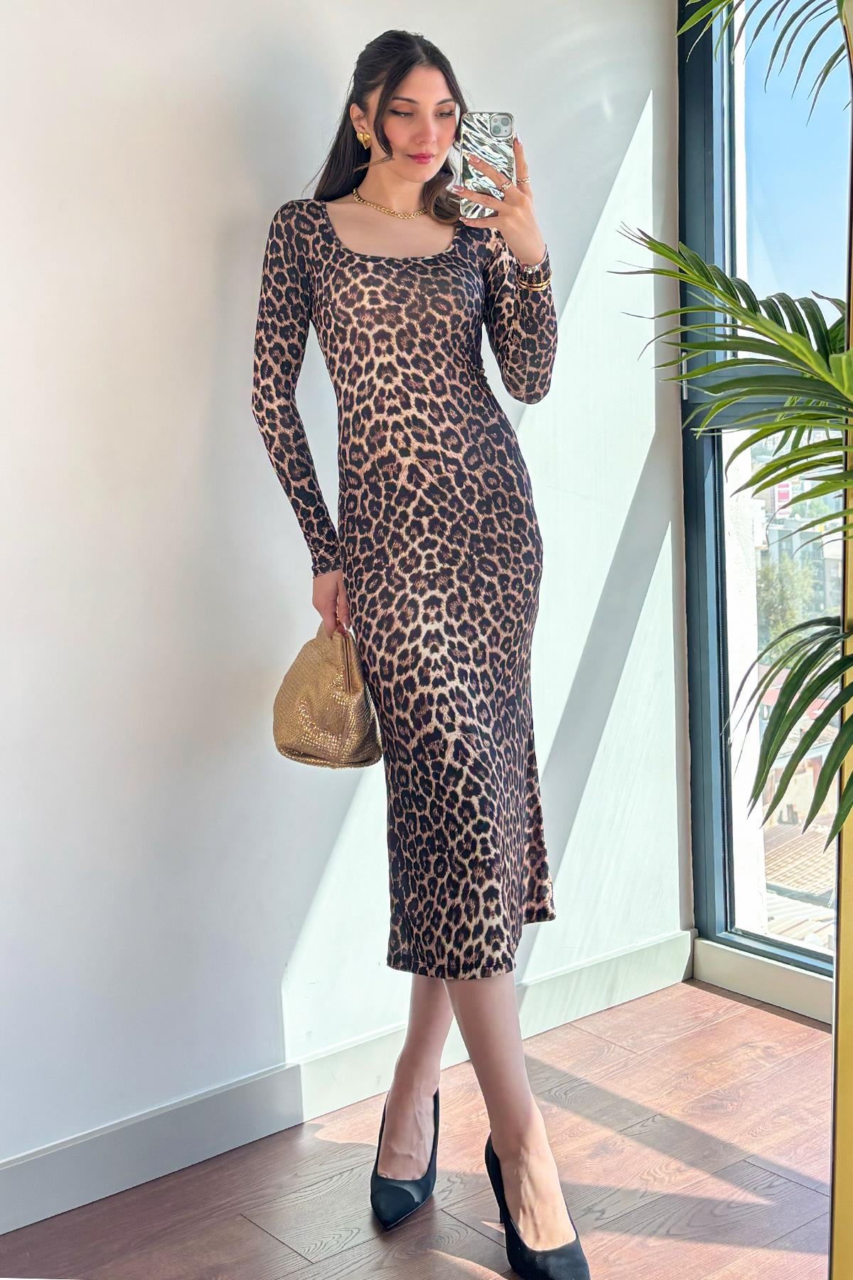 Leopar Desenli Açık Yaka Maksi Elbise