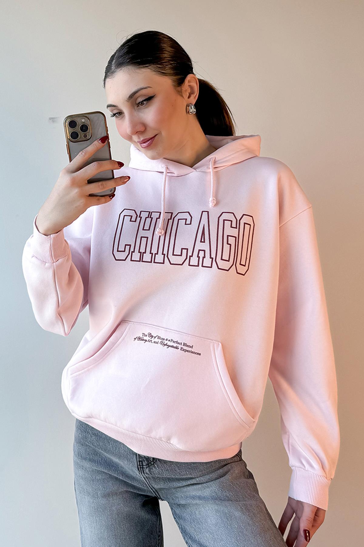 Pembe Chicago Baskılı Cepli Kapüşonlu Sweatshirt