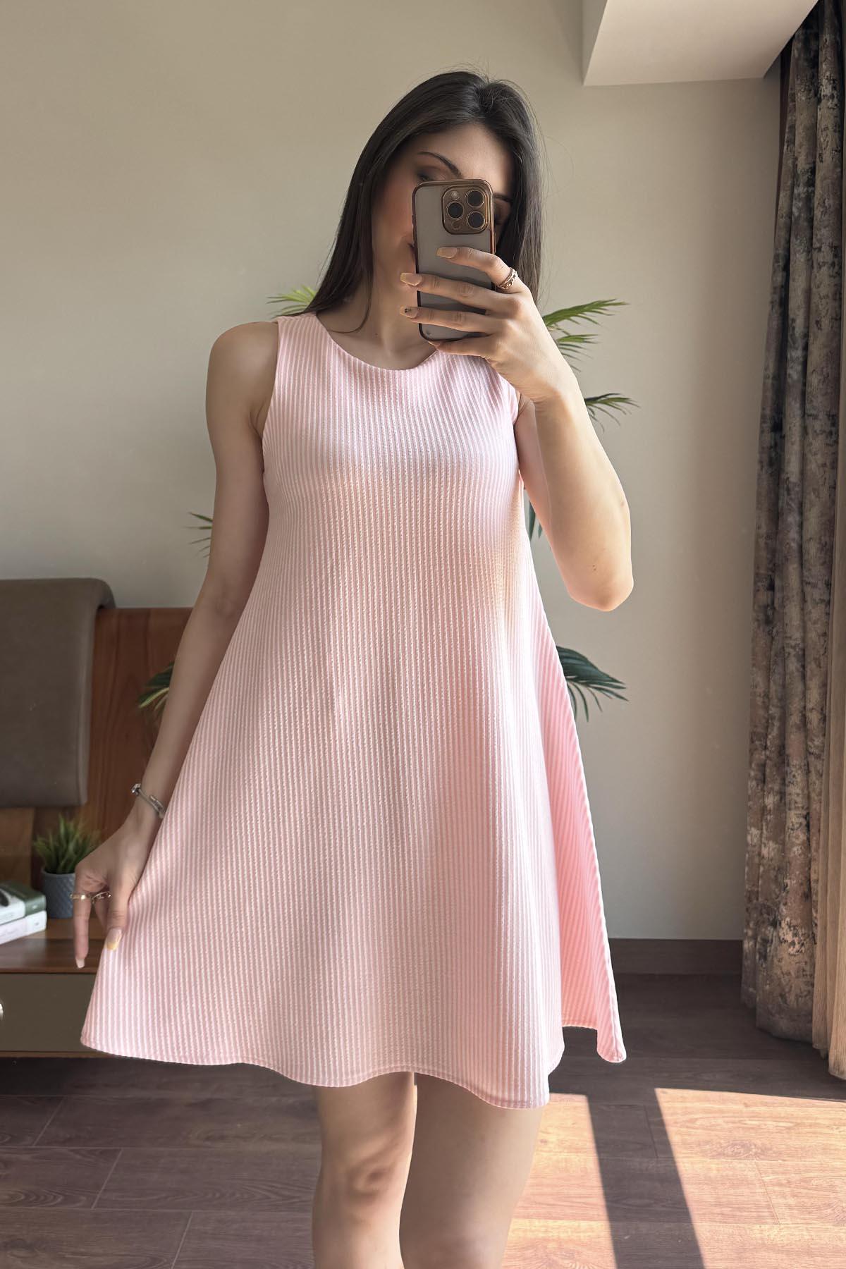 Pembe Çizigli Arkadan Fermuarlı Elbise