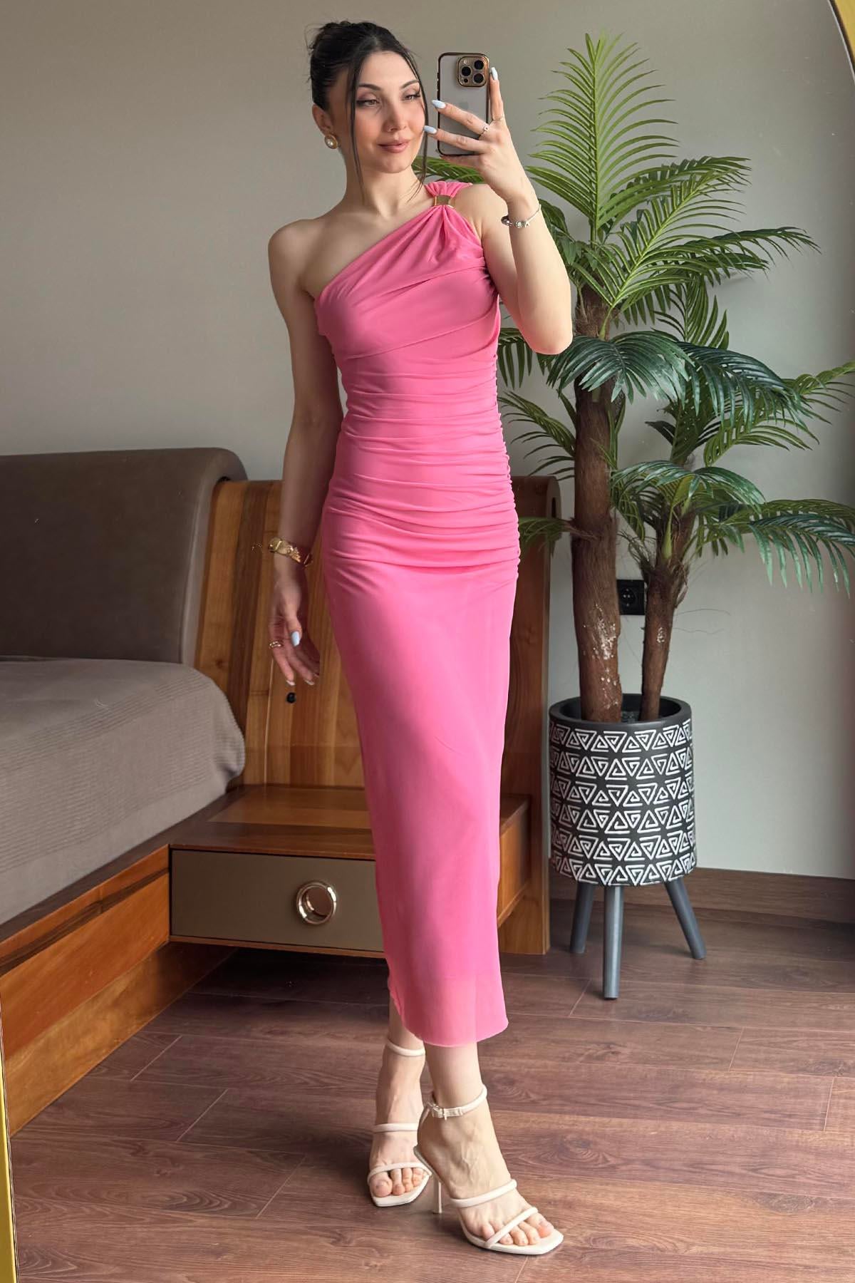 Pembe Metal Toka Detaylı Tek Omuz Astarlı Tül Elbise
