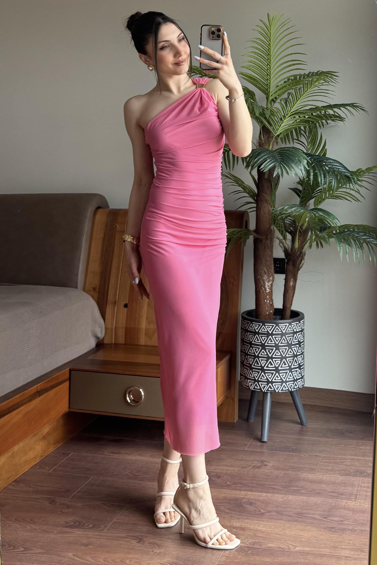 Pembe Metal Toka Detaylı Tek Omuz Astarlı Tül Elbise