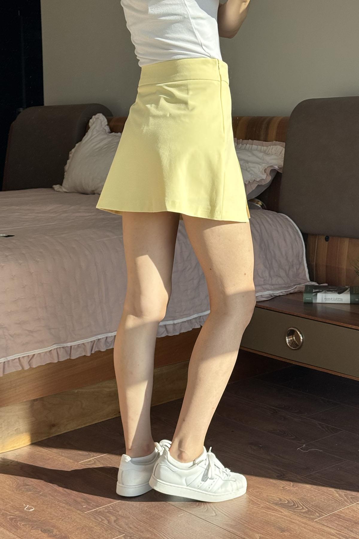 Sarı Tek Yırtmaçlı Çan Kesim Mini Şort  Etek
