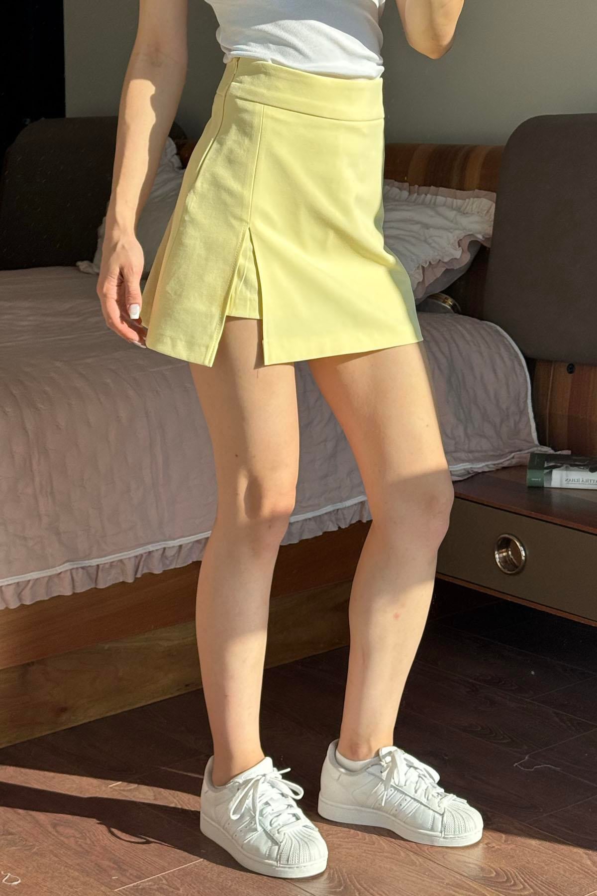 Sarı Tek Yırtmaçlı Çan Kesim Mini Şort  Etek