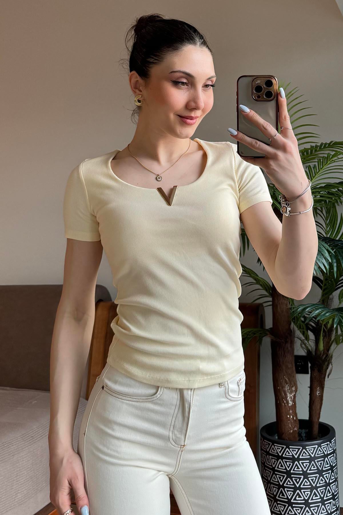 Sarı V Broşlu Kaşkorse T Shirt