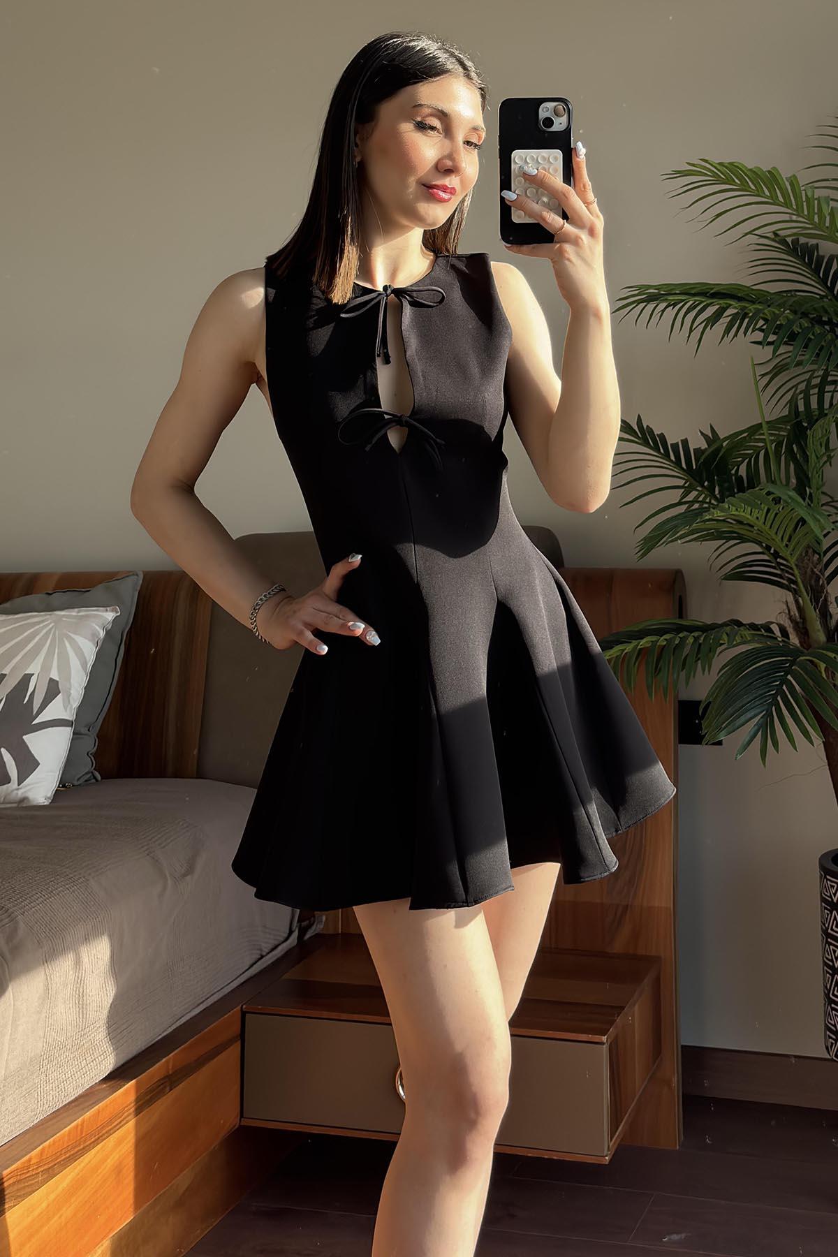 Siyah Bağcık Detaylı Elbise