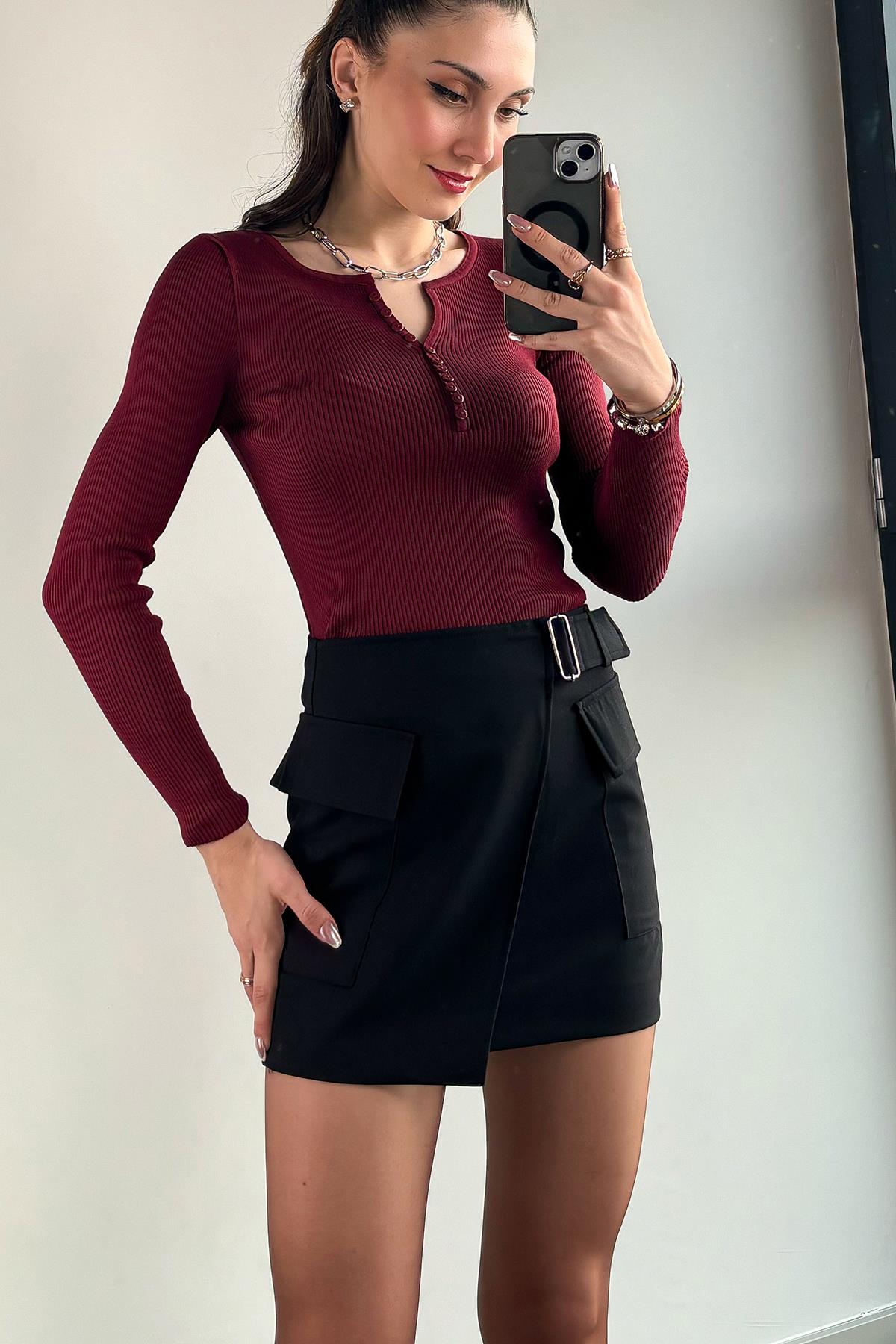 Siyah Cep ve Kemer Detaylı Şort Etek