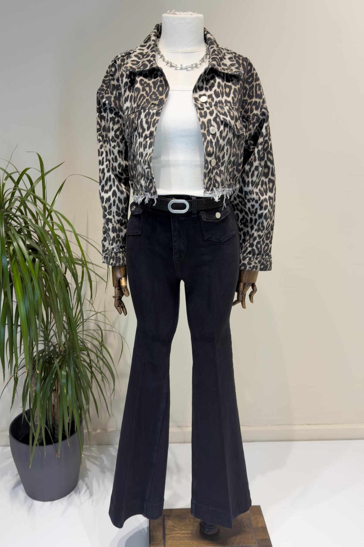 Siyah Kemerli Flare Jean