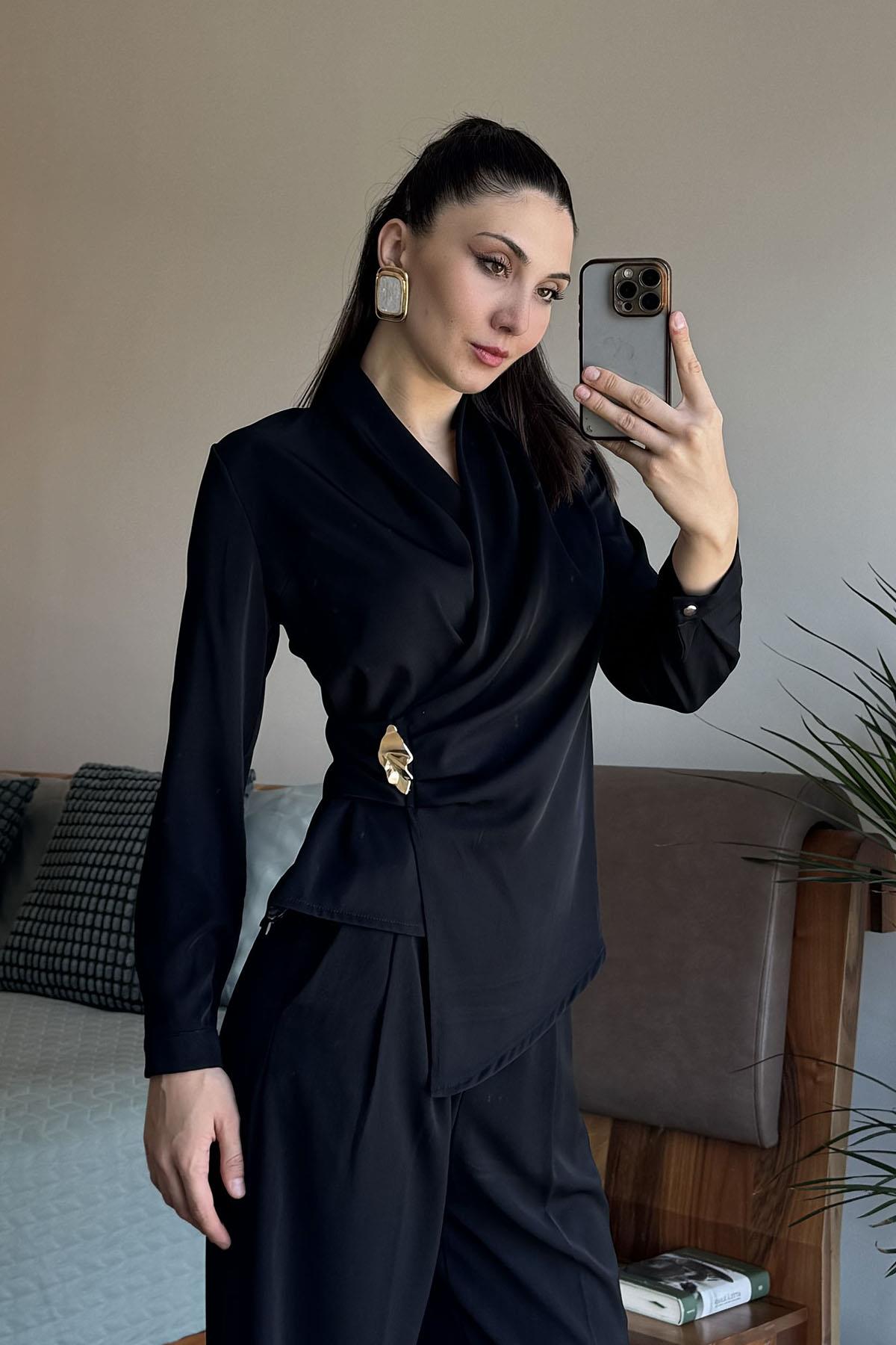Siyah Kruvaze Yan Tokalı Bluz