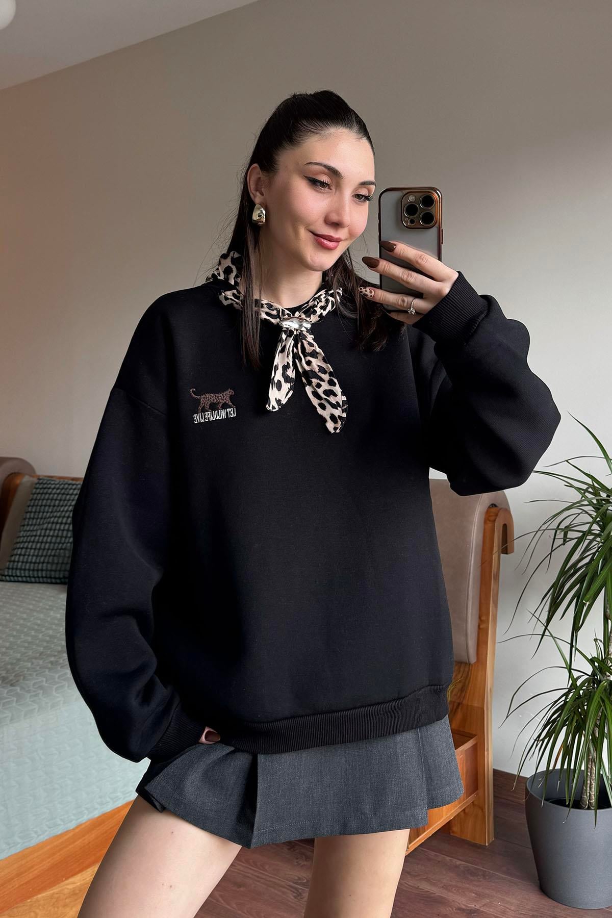 Siyah Leopar Nakışlı Fular Detaylı Sweatsihrt