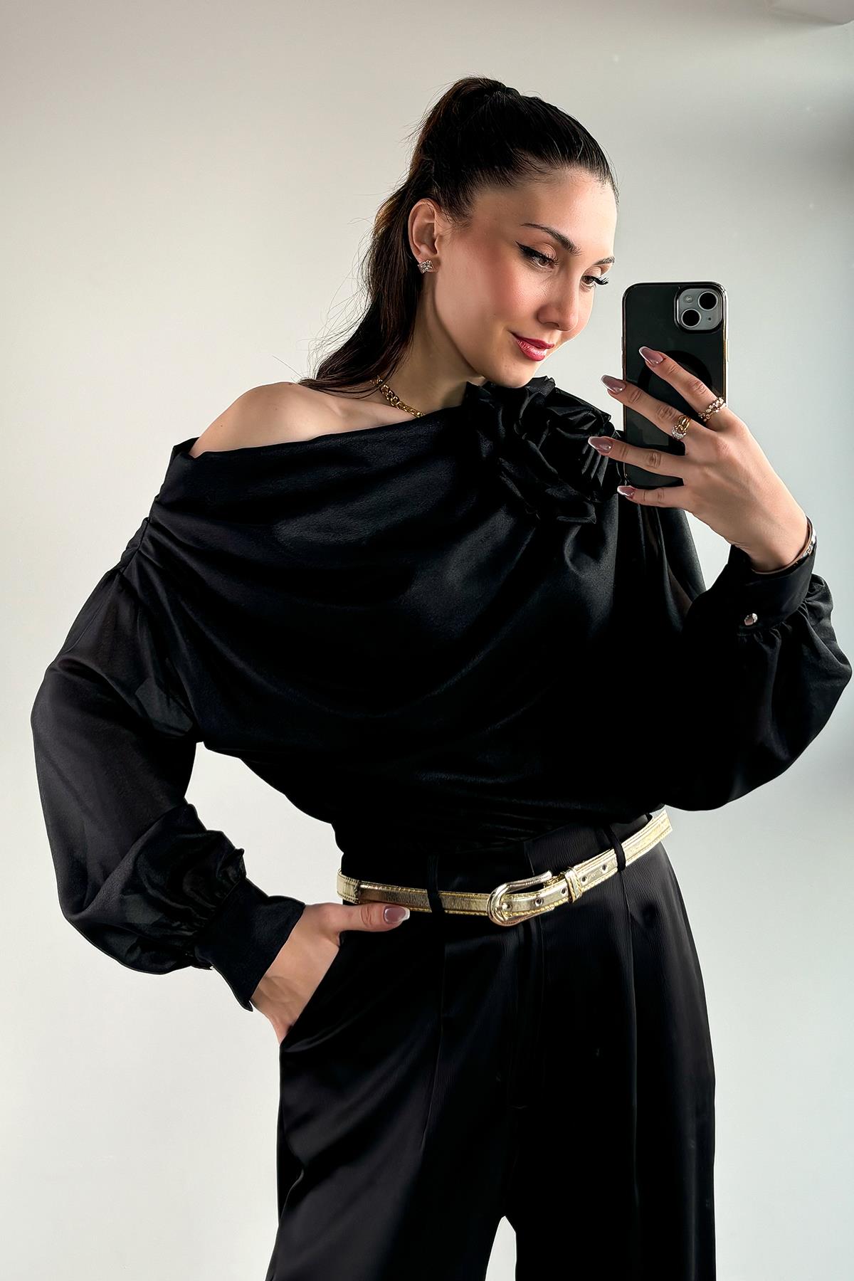 Siyah Omuz Gül Detaylı Bluz