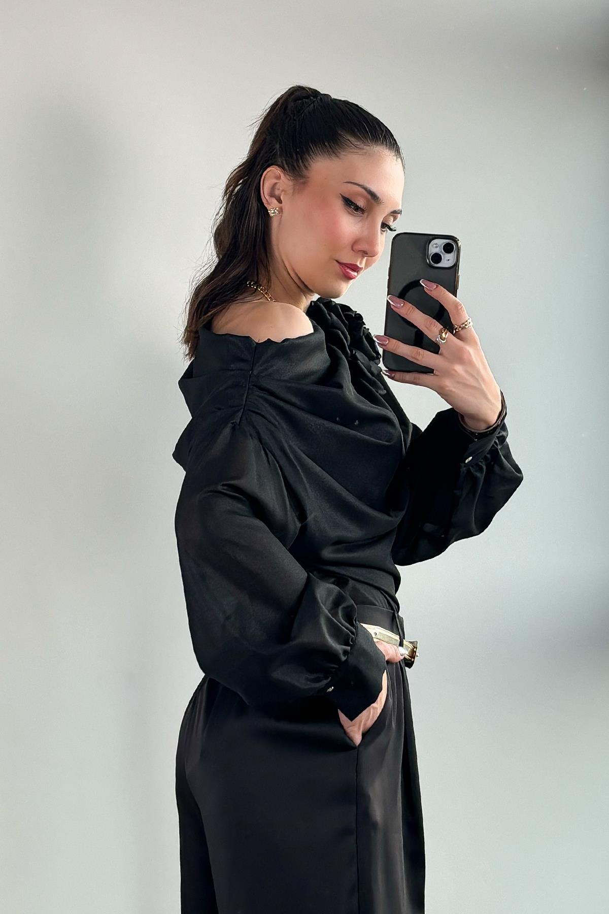 Siyah Omuz Gül Detaylı Bluz