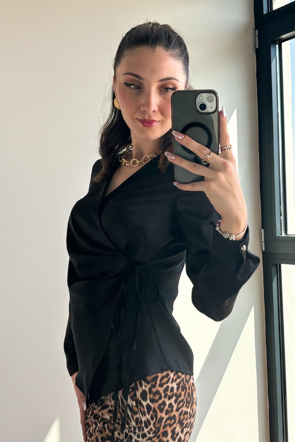 Siyah Pile Detaylı Kruvaze Bluz