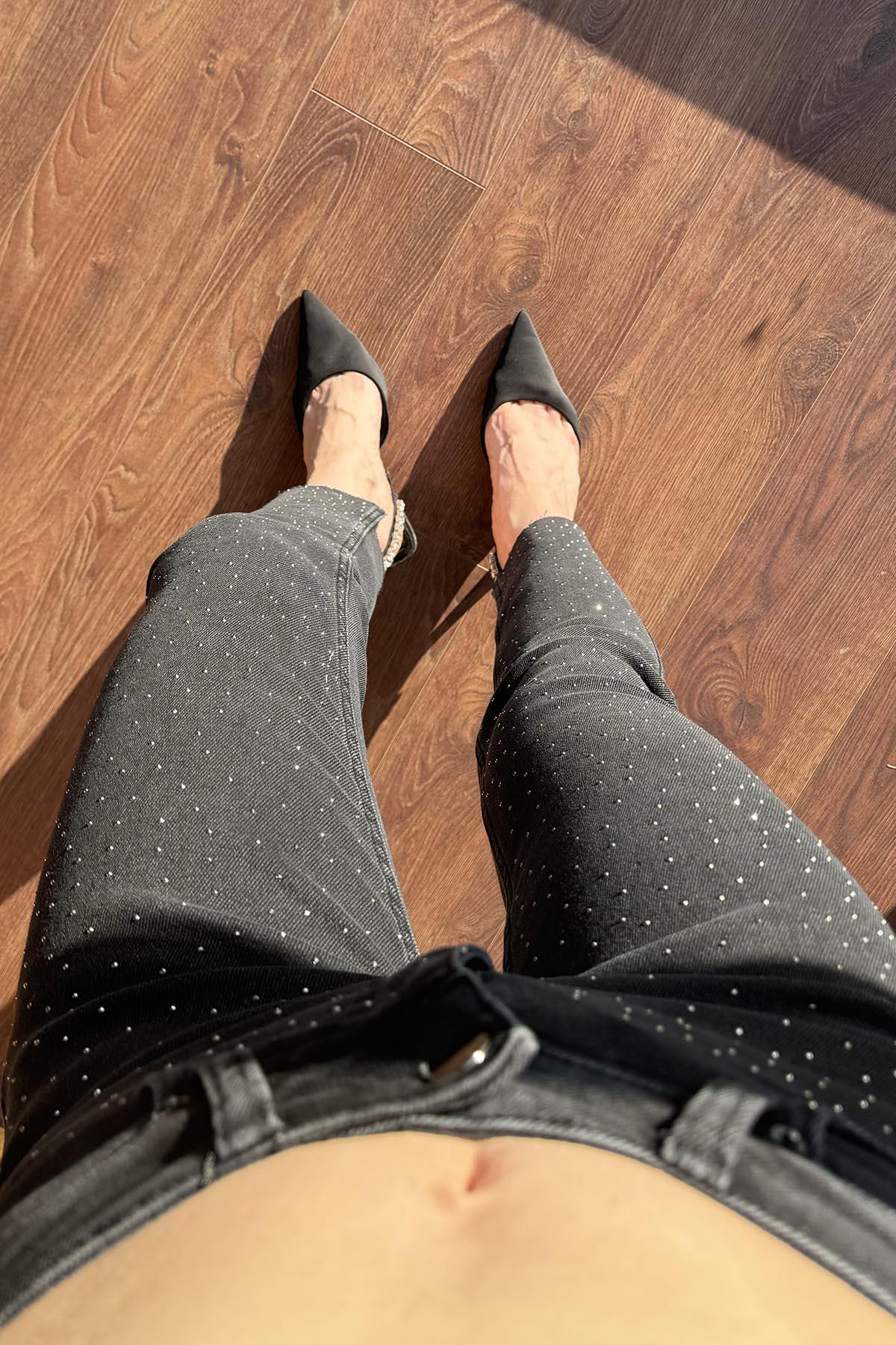 Siyah Serpme Taşlı Mom Fit Jean