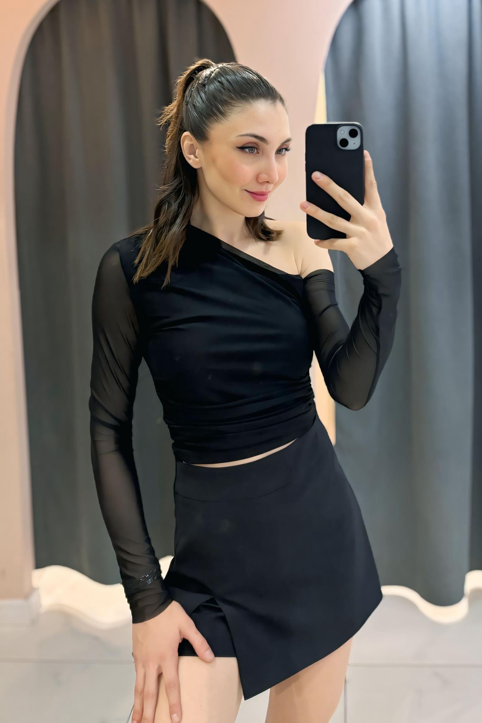 Siyah Tek Omuz Tül Kollu Bluz