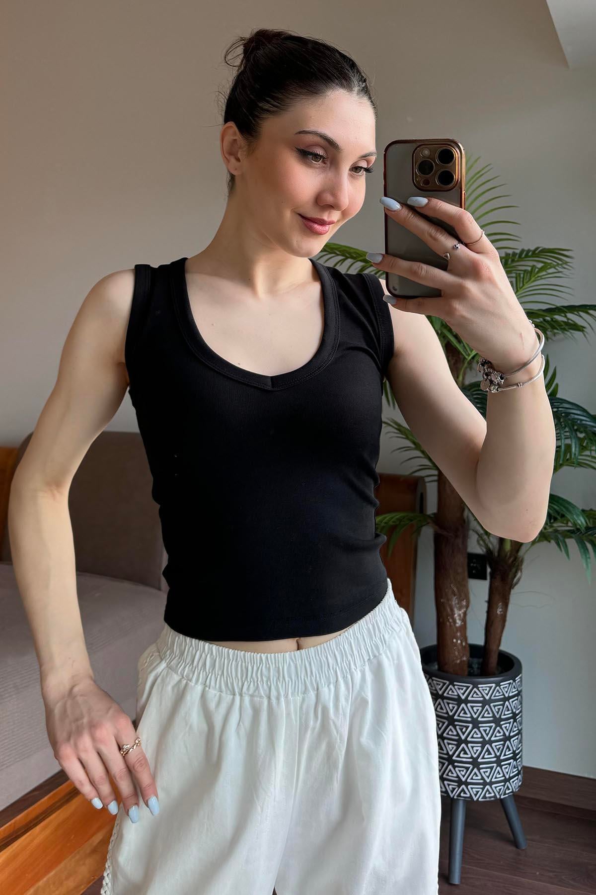 Siyah V Yaka Atlet