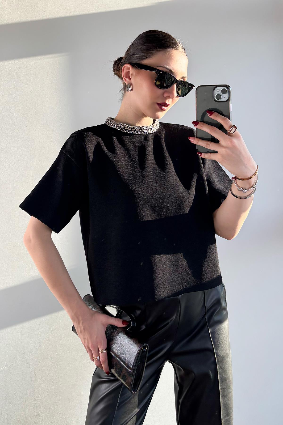 Siyah Yaka Taşlı Rayon Triko
