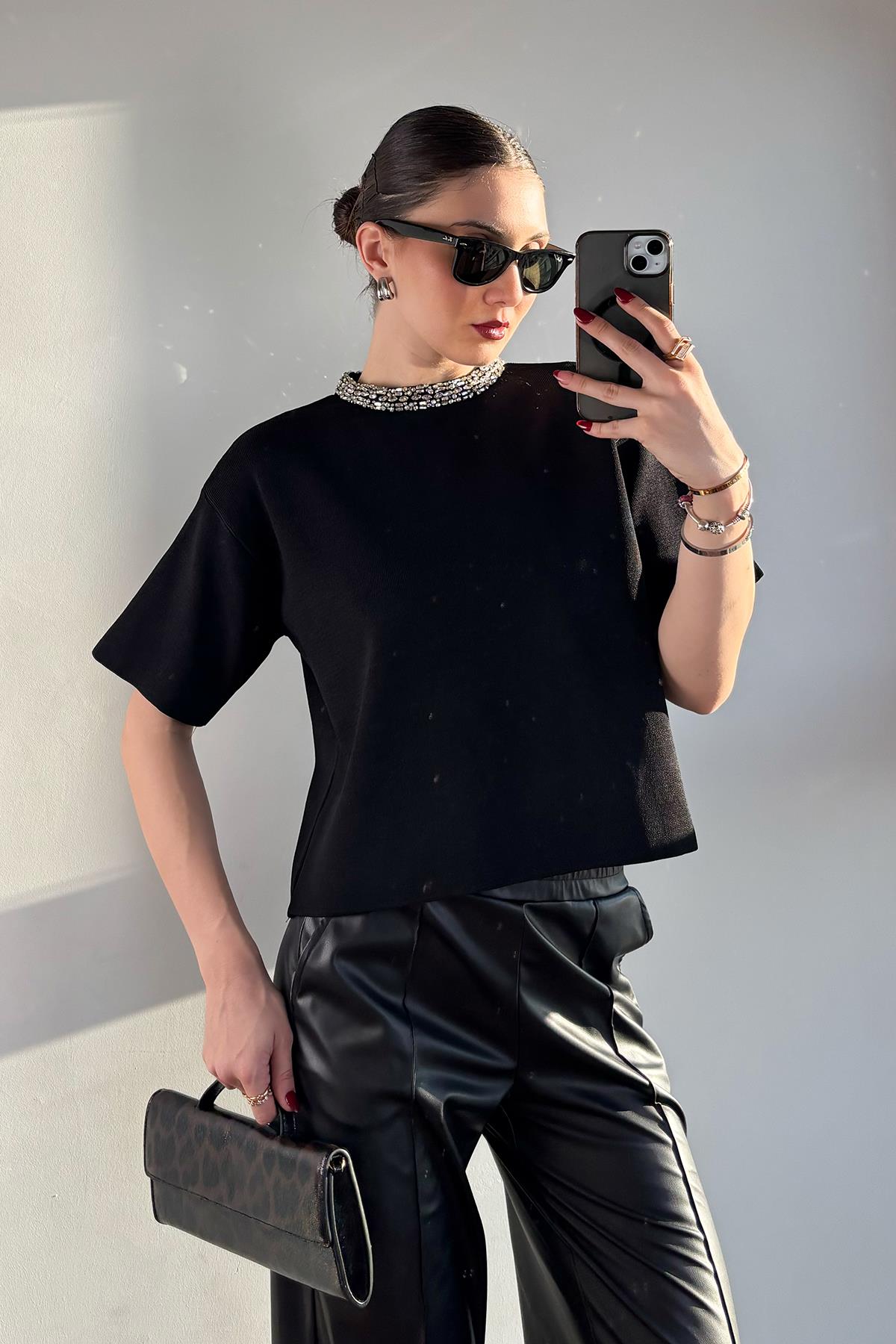 Siyah Yaka Taşlı Rayon Triko