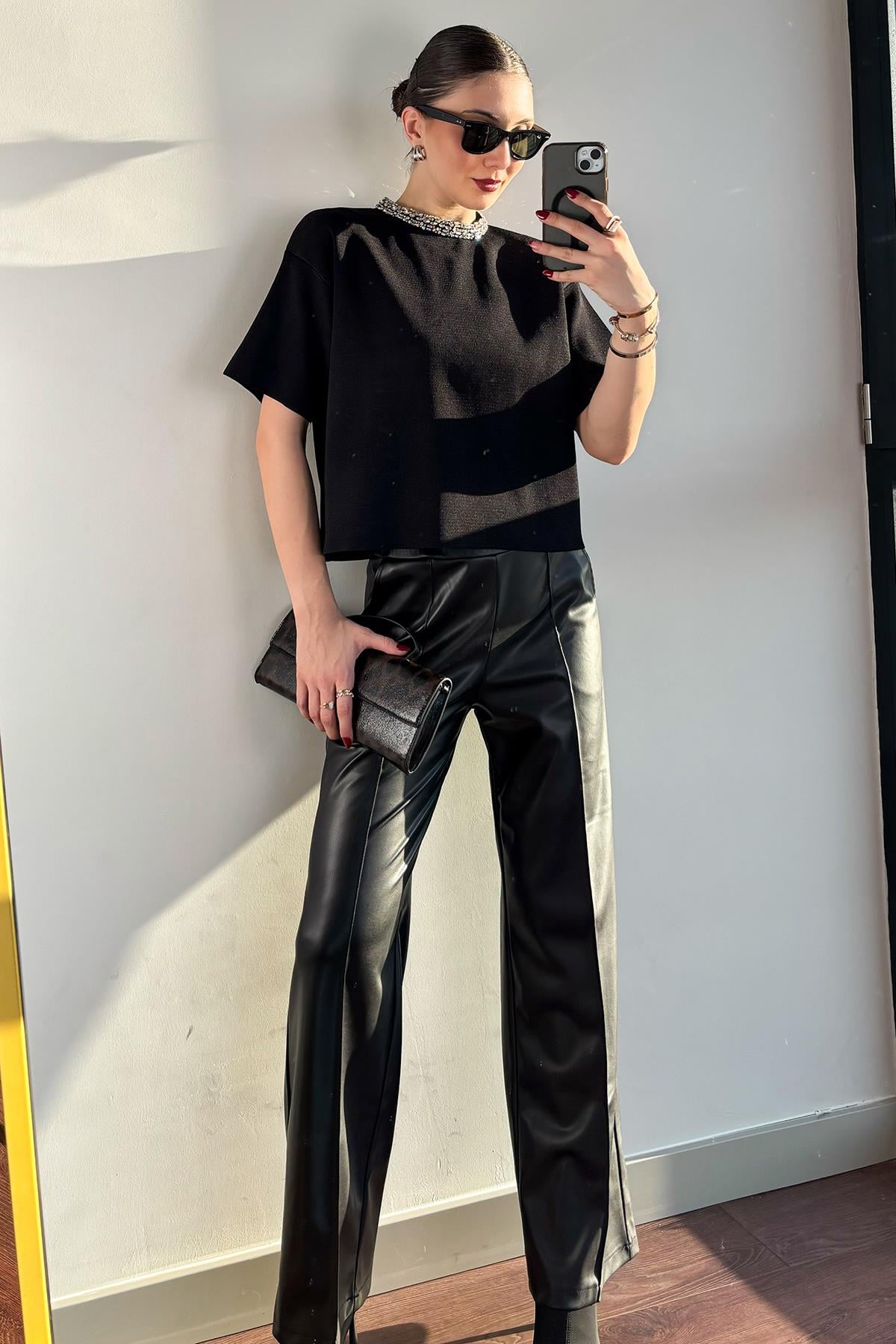 Siyah Yaka Taşlı Rayon Triko