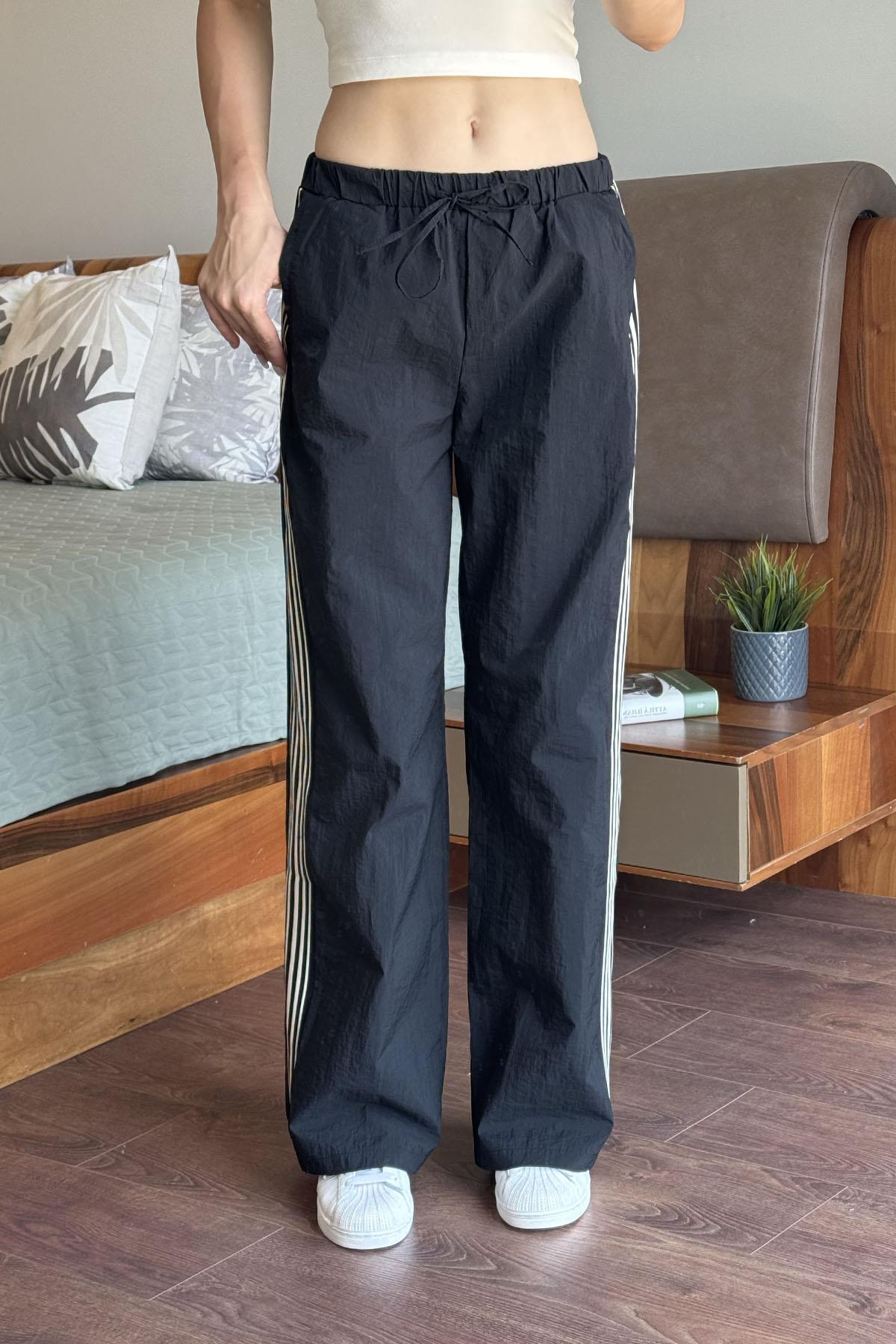 Siyah Yanı Şerit Detaylı Pantolon