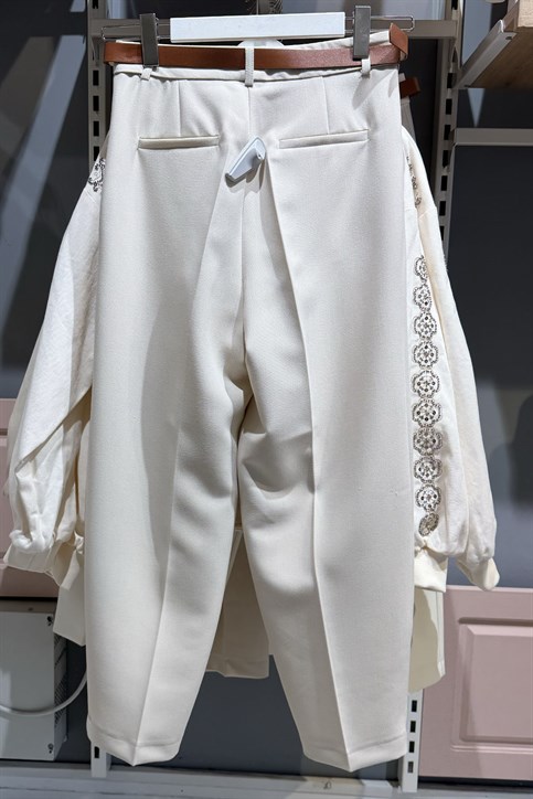Bej Kemerli Pantolon