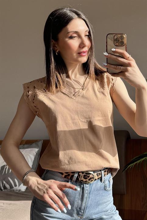 Bej Kolu Nakışlı T-Shirt