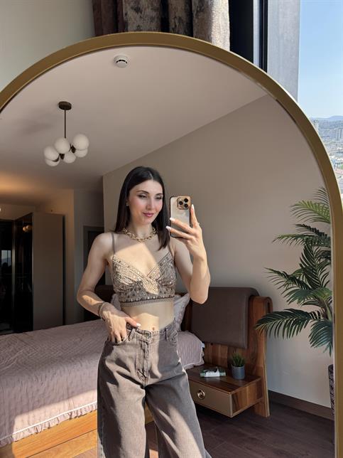 Bej Nakışlı Crop Bluz