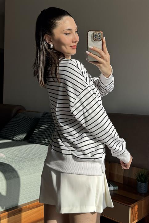 Beyaz Bisiklet Yaka Çizgili Sweatshirt