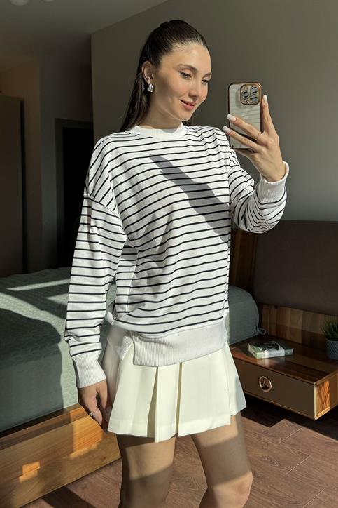 Beyaz Bisiklet Yaka Çizgili Sweatshirt