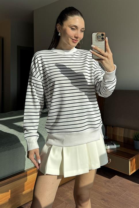 Beyaz Bisiklet Yaka Çizgili Sweatshirt