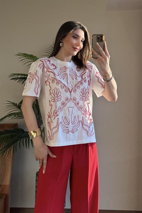 Beyaz Kırmızı Nakış İşlemeli T Shirt