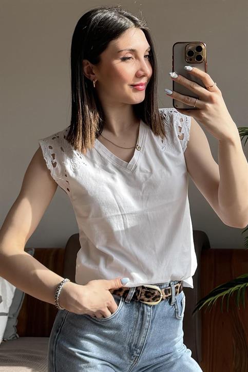 Beyaz Kolu Nakışlı T-Shirt
