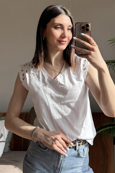Beyaz Kolu Nakışlı T-Shirt