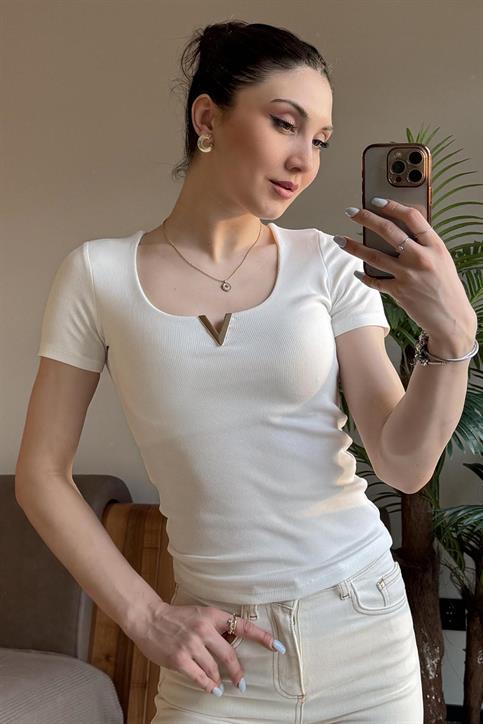 Beyaz V Broşlu Kaşkorse T Shirt