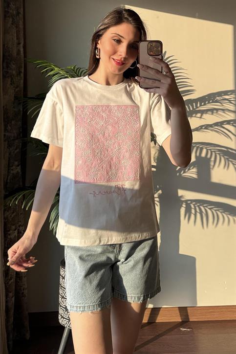 Ekru Gül Detaylı T Shirt