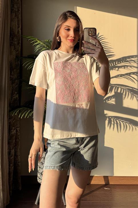 Ekru Gül Detaylı T Shirt